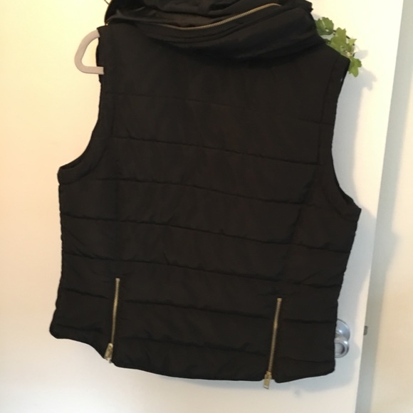 Sleeveless jackets - Picture 2 of 2